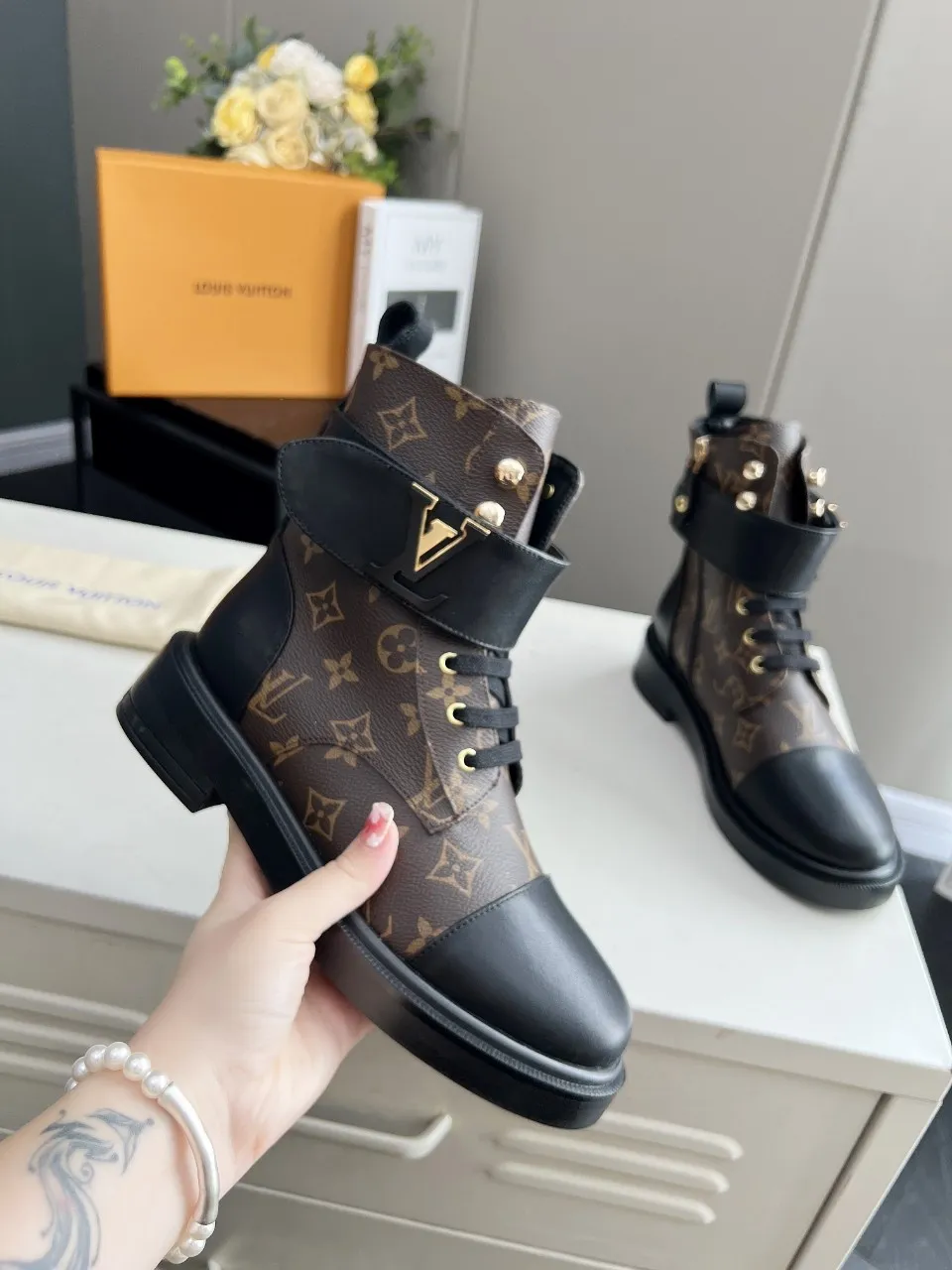 👟👟Ex-factory price 520👟👟 The cabinet is in sync with the high-end product quality of LV and Louis Vuitton. It is a hot model that has been out of stock many times through purchasing. The upper is hollow and carved, and it is dazzling. The fabric is made of imported calfskin. Sheepskin lining, sheepskin foot pads, original molded outsole. It looks great on your feet and is super cool! The real thing is more beautiful. Sizes 35-40 and 41 can be customized, new colors will be updated gradually